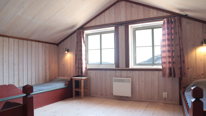 Sovrum med 1 dubbelsäng och 2 enkelsängar